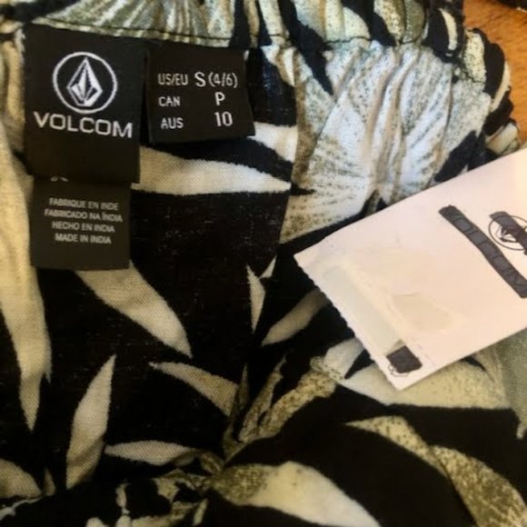 NWT VOLCOM Coco Ho Smocked Crop Cami Sleeveless Top Black Palm Leaves S - Picture 7 of 7